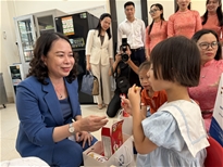 Phó Chủ tịch nước Võ Thị Ánh Xuân thăm và tặng quà Trung tâm trợ giúp xã hội tỉnh Quảng Ninh