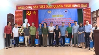 Thứ trưởng Bộ Y tế Nguyễn Thị Liên Hương thăm, tặng quà người bị bệnh nghề nghiệp và tai nạn lao động tại Hà Nam