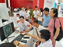 Người dân thăm quan và được tư vấn sức khoẻ tại gian triển lãm của Bộ Y tế