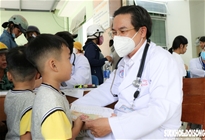 Hơn 1.600 người dân được khám bệnh, cấp thuốc và quà trong chương trình 