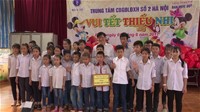 Thứ trưởng Bộ Y tế Nguyễn Thanh Long thăm, chúc Tết thiếu nhi các trẻ nhiễm HIV