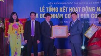 Viện kiểm định Quốc gia vắc xin và sinh phẩm y tế đón nhận Cờ thi đua của Chính phủ