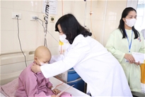 Bộ trưởng Bộ Y tế Đào Hồng Lan thăm và tặng quà các bệnh nhi tại Bệnh viện K nhân dịp Quốc tế Thiếu nhi 