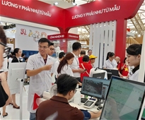 Khu trải nghiệm công nghệ cao tại gian trưng bày của Bộ Y tế thu hút đông đảo người dân đến trải nghiệm