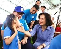 Thứ trưởng Bộ Y tế Nguyễn Thị Liên Hương thăm và tặng quà cho trẻ em khuyết tật tại thành phố Hồ Chí Minh