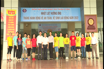 Công đoàn Y tế Việt Nam trao quà hỗ trợ cho người lao động có hoàn cảnh khó khăn tại Bệnh viện Bệnh Nhiệt đới Trung ương
