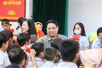 Thủ tướng Phạm Minh Chính đến thăm, tặng quà cho các bệnh nhi đang điều trị tại Viện Huyết học - Truyền máu Trung ương