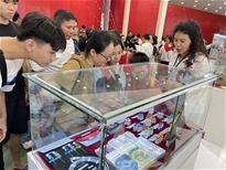 Hàng nghìn người dân được khám, tư vấn sức khỏe và nhận quà tại Gian triển lãm của Bộ Y tế