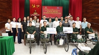 Bệnh viện Phụ sản Trung ương tri ân, tặng quà các thương bệnh binh tại Bắc Ninh