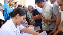 Tư vấn sức khỏe, cấp phát thuốc miễn phí và tặng quà cho các gia đình chính sách phường Phố Hiến, tỉnh Hưng Yên
