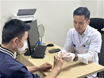 Bệnh viện Hữu nghị Việt Đức vi phẫu thuật thành công ngón tay thủy thủ bị đứt rời sau 25 giờ