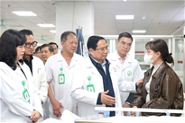 Thủ tướng Chính phủ Phạm Minh Chính kiểm tra công tác trực Tết, động viên y bác sĩ và người bệnh tại Bệnh viện Bạch Mai và Hữu nghị Việt Đức