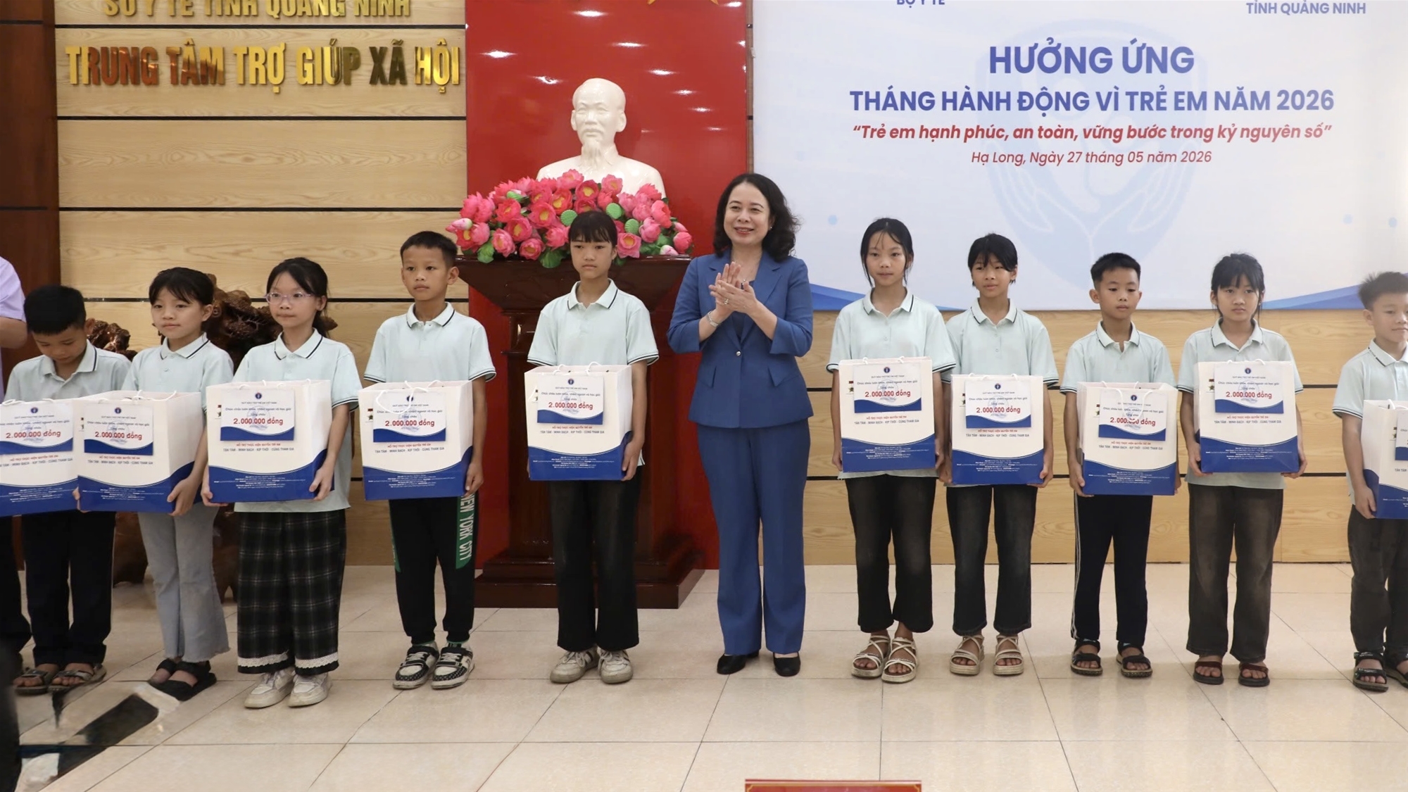 Đồng chí Võ Thị Ánh Xuân, Bí thư TW Đảng, Phó Chủ tịch nước CHXHCNVN, Chủ tịch Hội đồng bảo trợ Quỹ Bảo trợ trẻ em Việt Nam trao tặng quà cho các cháu.