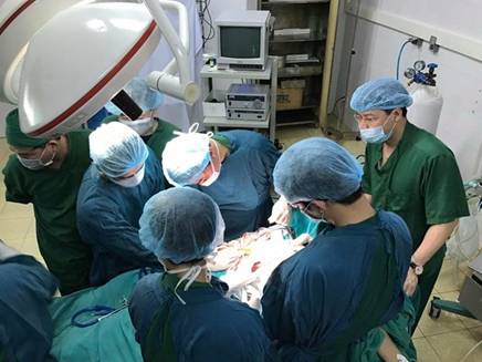 Kỳ tích cứu sống cô giáo bị ô tô đè qua người
