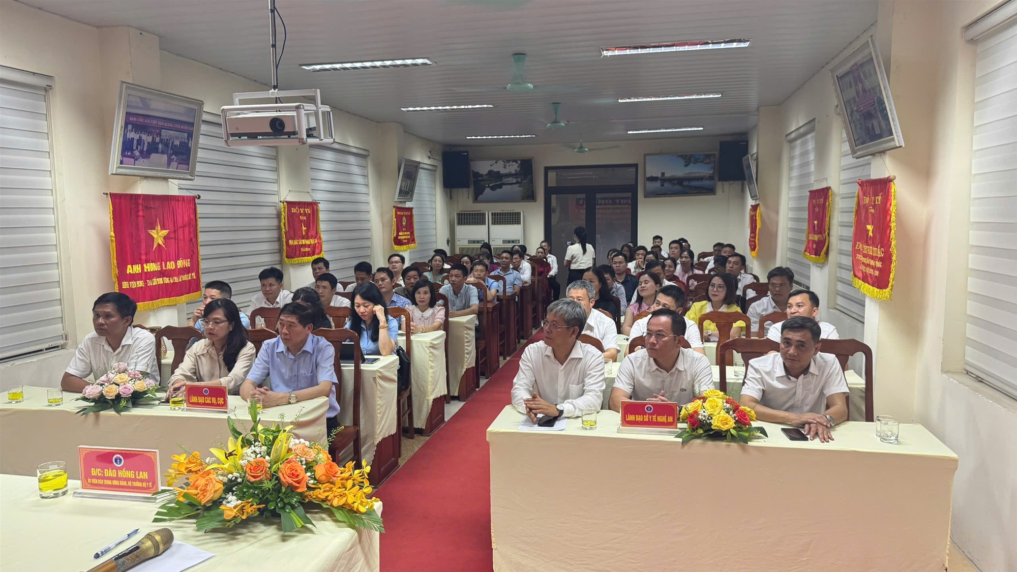 Toàn cảnh buổi đón tiếp tại cơ sở khám chữa bệnh, Bệnh viện Phong - Da liễu Trung ương, Quỳnh Lập. 