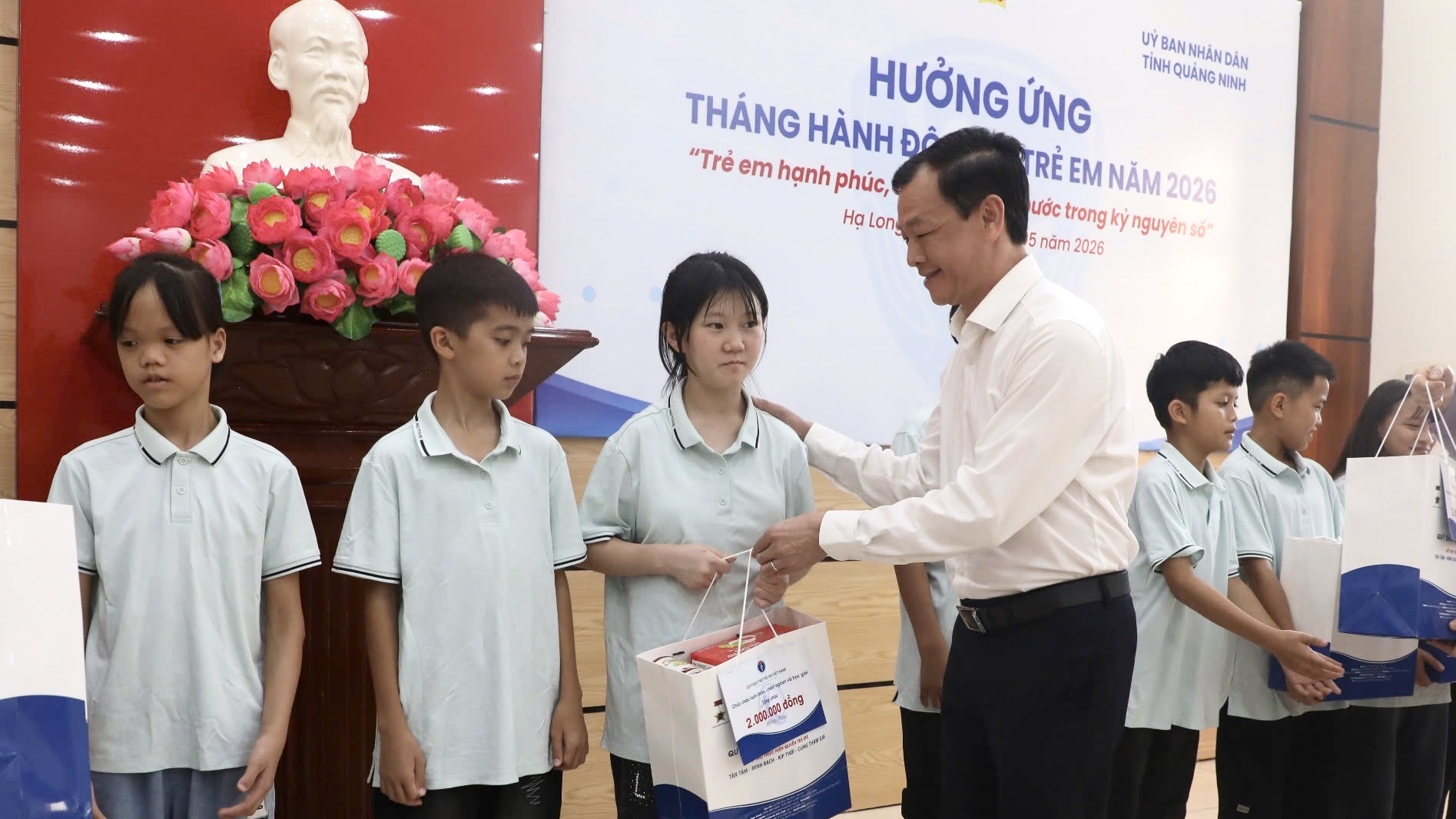 Đồng chí Nguyễn Tri Thức, Thứ trưởng Bộ Y tế trao tặng quà cháu cho các cháu