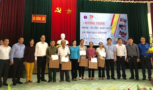 Vượt mưa lũ, bác sĩ trẻ về khám bệnh miễn phí cho bà con Hà Tĩnh