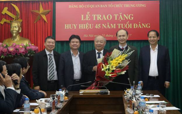 Trao tặng huy hiệu 45 năm tuổi Đảng cho đồng chí Nguyễn Quốc Triệu