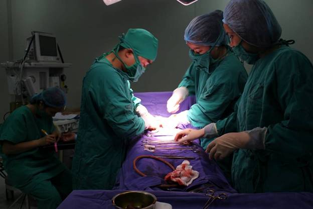 Hơn 2 giờ đồng hồ căng thẳng cứu bệnh nhi sơ sinh bị thoát vị chân rốn