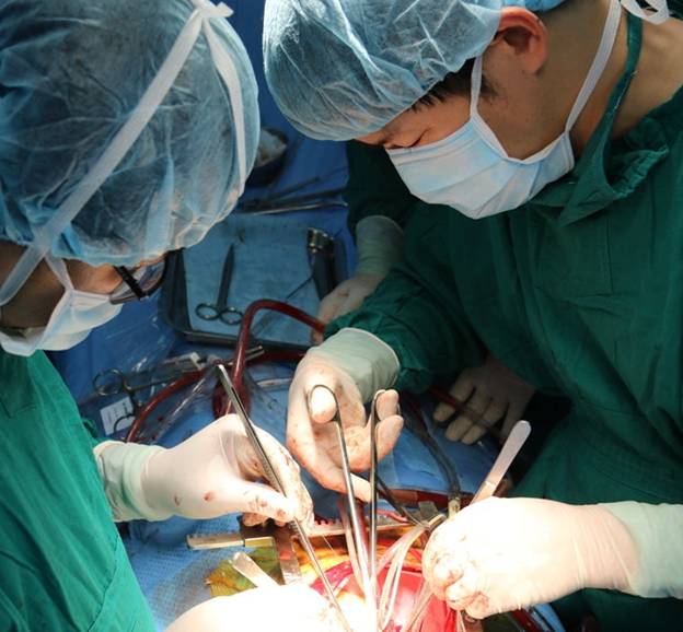 6 giờ phẫu thuật cứu bệnh nhi vỡ phình tách động mạch chủ