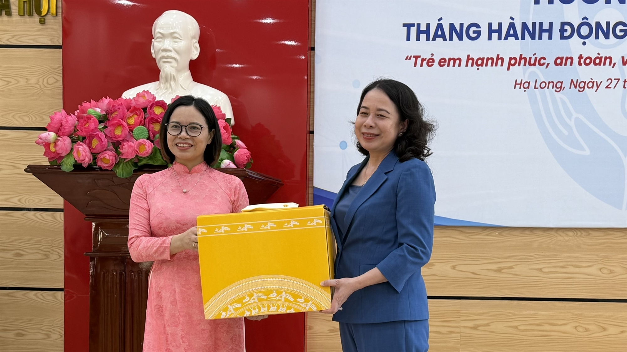 Đồng chí Võ Thị Ánh Xuân, Bí thư TW Đảng, Phó Chủ tịch nước CHXHCNVN tặng quà Trung tâm trợ giúp xã hội tỉnh Quảng Ninh
