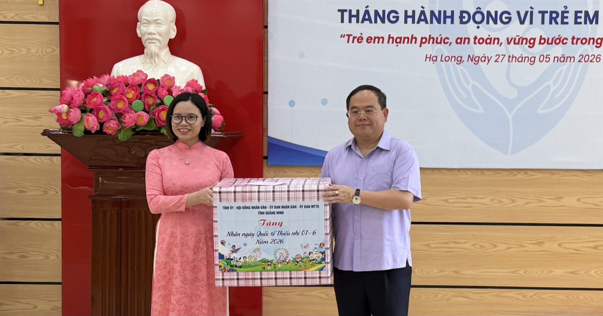 Đồng chí Quản Minh Cường, Ủy viên BCH TƯ Đảng, Bí thư tỉnh ủy tỉnh Quảng Ninh tặng quà Trung tâm trợ giúp xã hội tỉnh Quảng Ninh