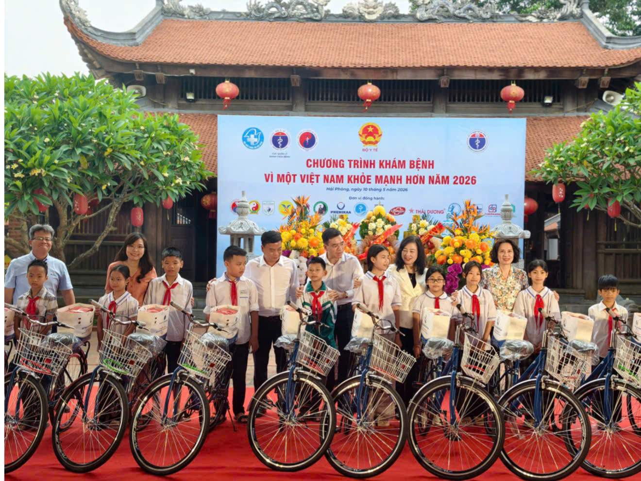 Bộ trưởng Bộ Y tế Đào Hồng Lan tặng quà cho trẻ em có hoàn cảnh khó khăn và học sinh vượt khó học giỏi trên địa bàn.