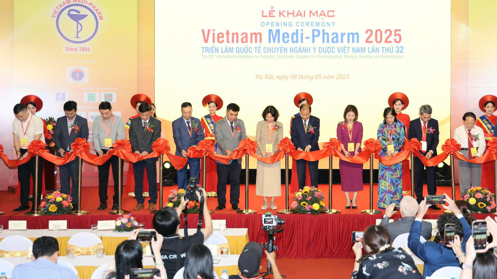 Thứ trưởng Bộ Y tế Nguyễn Thị Liên Hương và các đại biểu tham dự cắt băng Khai mạc VIETNAM MEDI-PHARM lần thứ 32