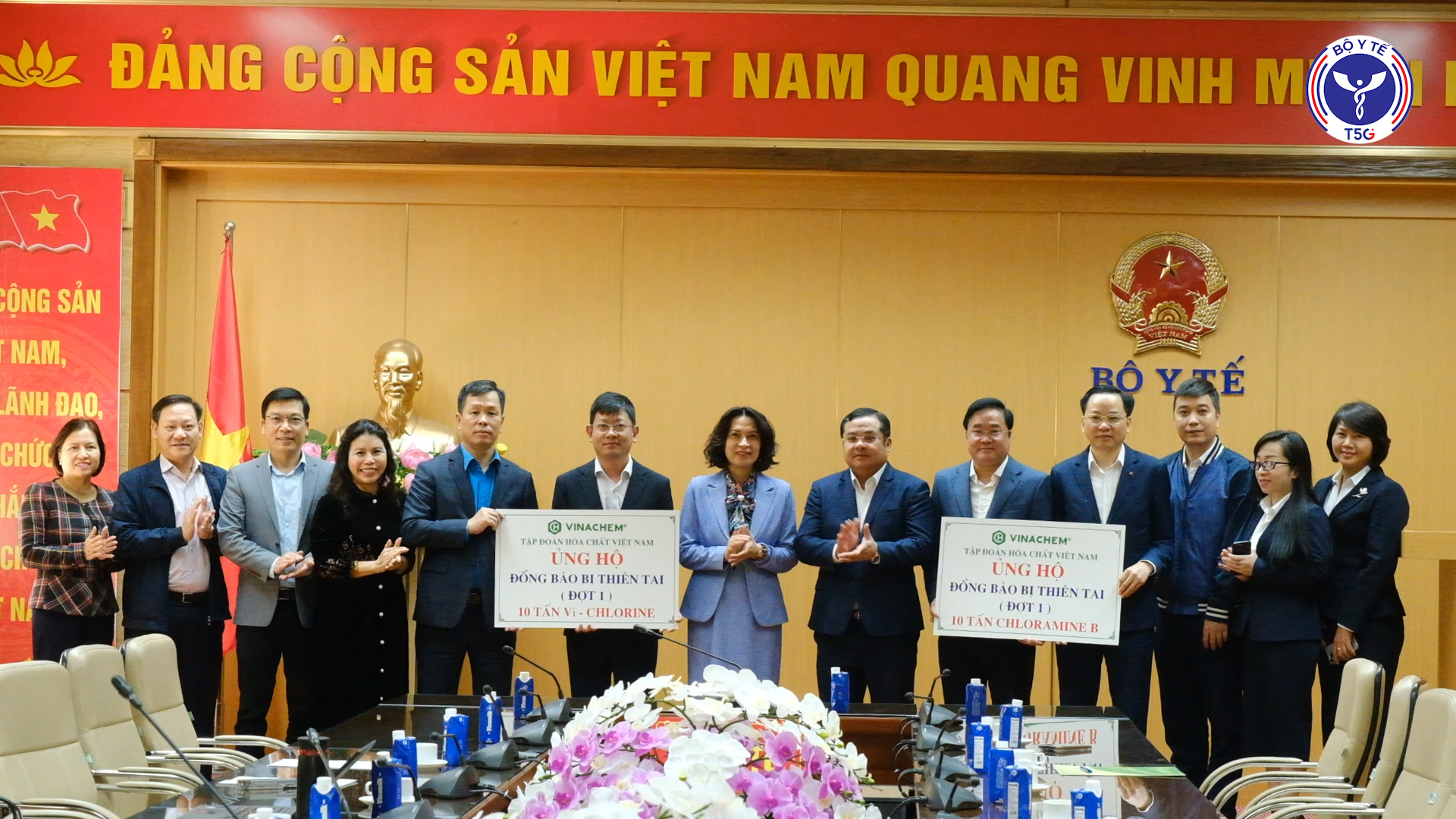 Bộ Y tế tiếp nhận 20 tấn hoá chất khử khuẩn do Tập đoàn Hoá chất Việt Nam hỗ trợ khắc phục hậu quả mưa lũ