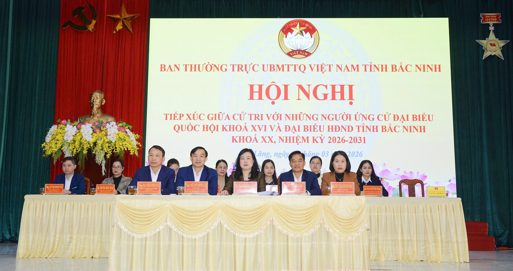 Bộ trưởng Bộ Y tế Đào Hồng Lan thông tin tới cử tri về những giải pháp nâng cao công tác chăm sóc sức khỏe Nhân dân