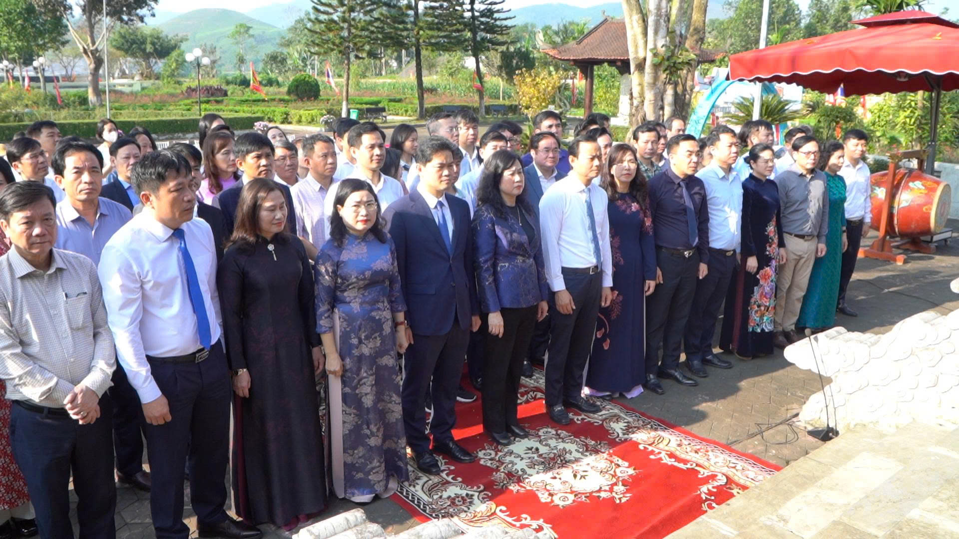 Bộ trưởng Bộ Y tế Đào Hồng Lan dâng hương tưởng niệm 235 năm ngày mất Đại danh y Hải Thượng Lãn Ông Lê Hữu Trác