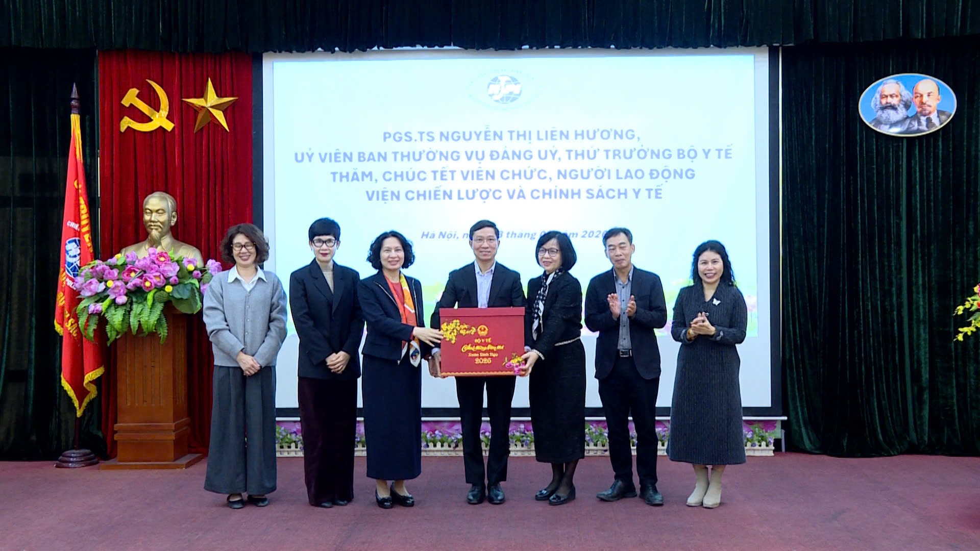 Thứ trưởng Bộ Y tế Nguyễn Thị Liên Hương thăm, chúc Tết Viện Chiến lược và Chính sách Y tế