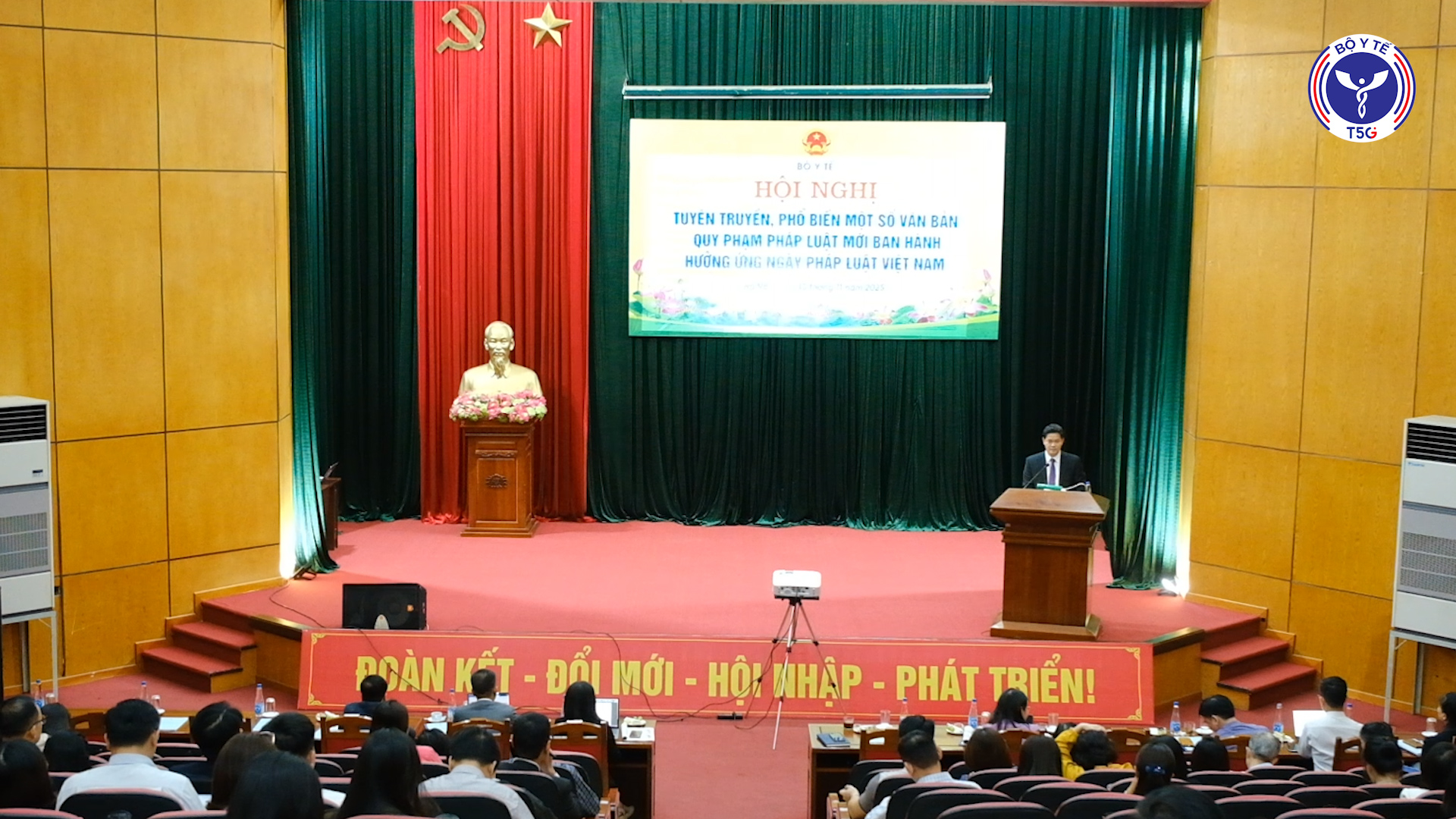 Phổ biến các văn bản pháp luật mới hưởng ứng Ngày Pháp luật Việt Nam