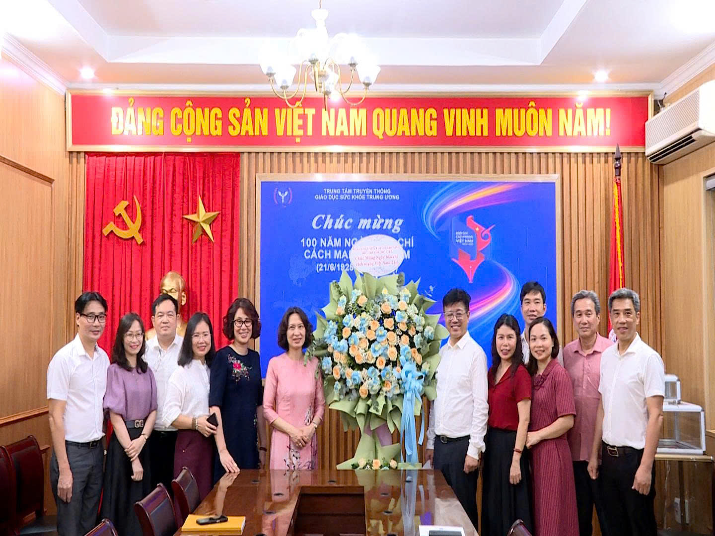 Thứ trưởng Bộ Y tế thăm, chúc mừng các cơ quan báo chí tại Hà Nội