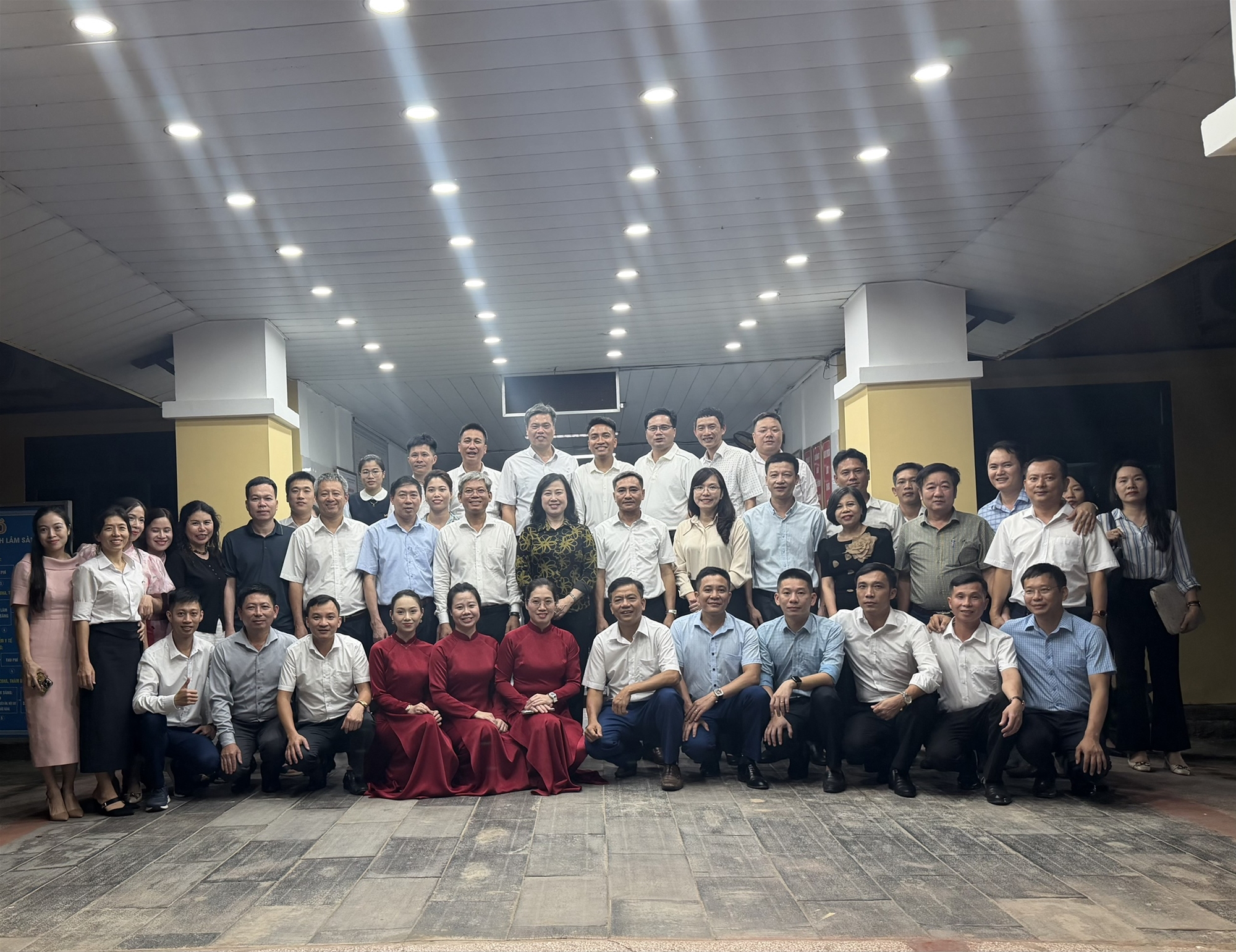 Bộ trưởng Bộ Y tế Đào Hồng Lan và đoàn công tác chụp ảnh lưu niệm với Ban giám đốc và lãnh đạo các khoa phòng của Bệnh viện Phong - Da liễu Trung ương, Quỳnh Lập. 
