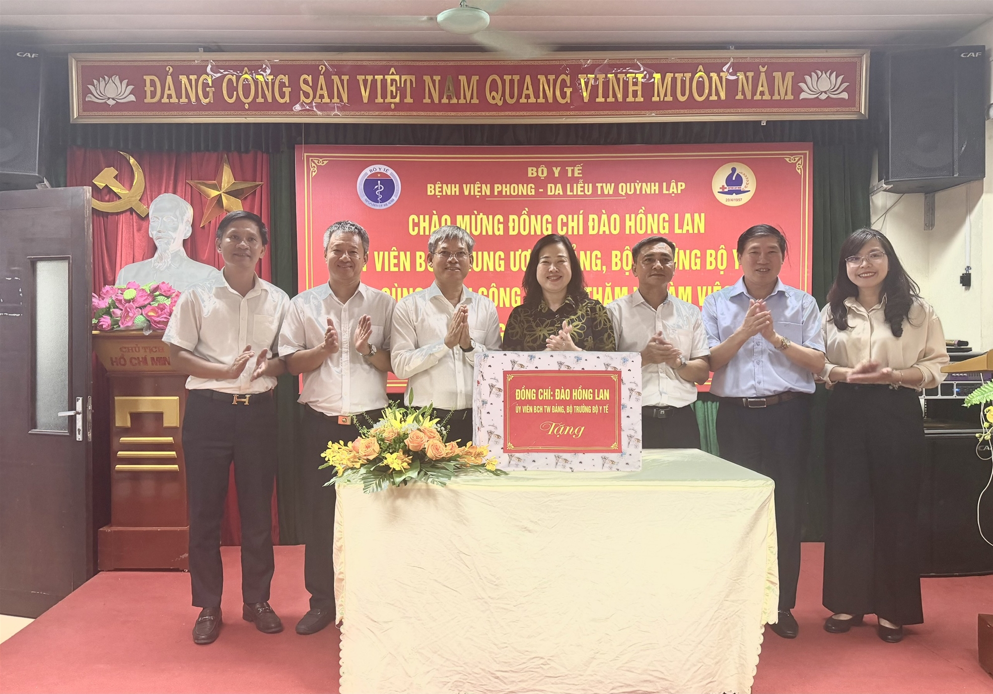 Ủy viên Ban Chấp hành Trung ương Đảng, Bộ trưởng Bộ Y tế Đào Hồng Lan trao tặng quà Bệnh viện Phong - Da liễu Trung ương, Quỳnh Lập