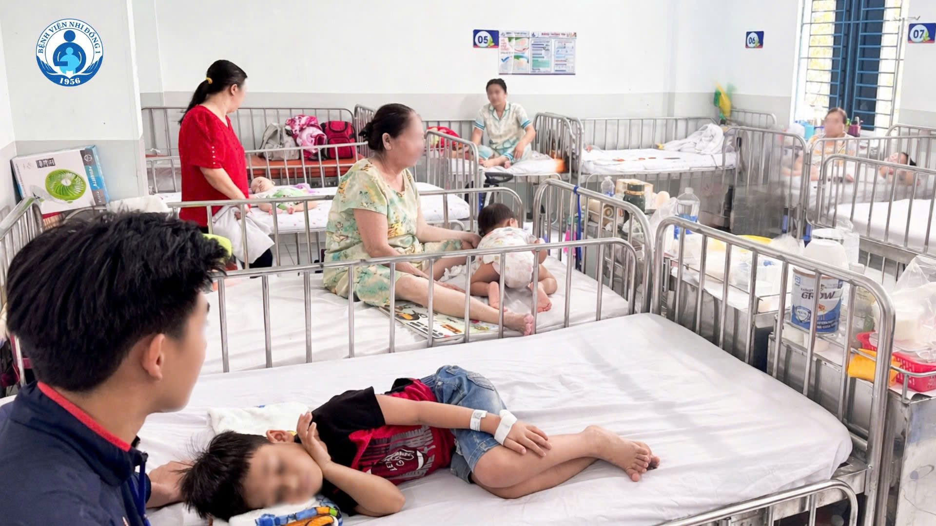 Nhiều trẻ nhập viện vì tay chân miệng. (Ảnh: BVCC)