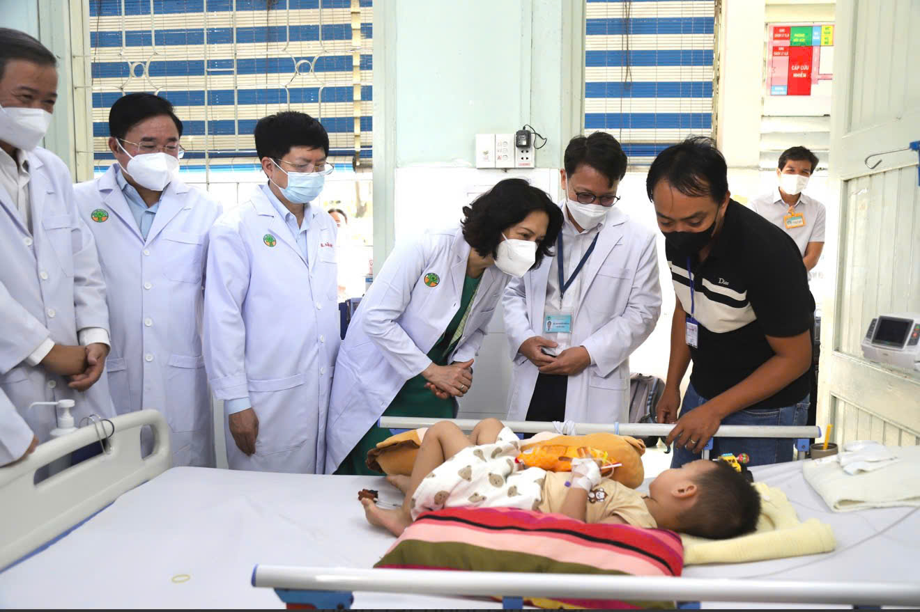 PGS.TS Nguyễn Thị Liên Hương - Thứ trưởng Bộ Y tế thăm bệnh nhân tay chân miệng đang điều trị tại Bệnh viện Nhi đồng 2