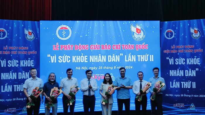 Ra mắt Ban Giám khảo cuộc thi