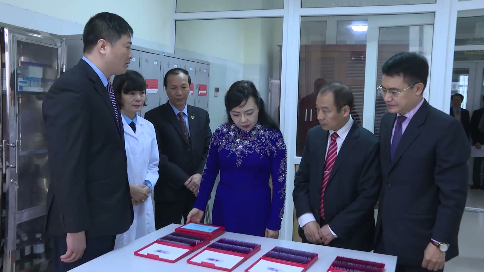 Bộ trưởng đi thăm 4 Viện thuộc hệ thống Y tế dự phòng
