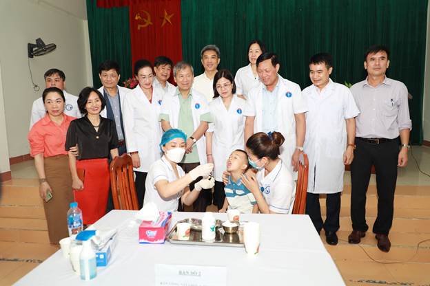 Thứ trưởng Bộ Y tế Đỗ Xuân Tuyên thăm và kiểm tra công tác tổ chức Chiến dịch bổ sung Vitamin A tại Hoà Bình