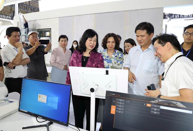 Bộ trưởng Đào Hồng Lan kiểm tra tiến độ thực hiện Triển lãm thành tựu Y tế Việt Nam