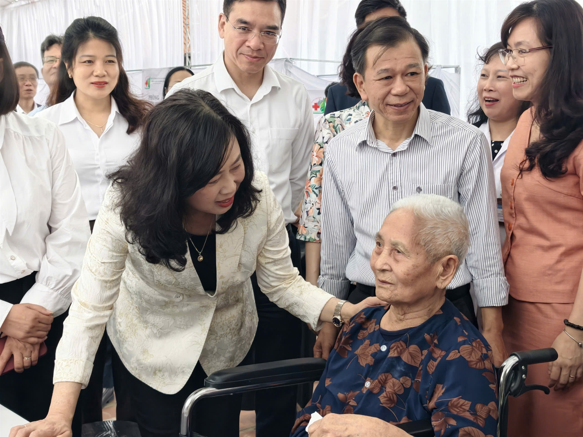 Mang y tế đến gần dân: Hàng nghìn người dân Hải Phòng được khám bệnh miễn phí
