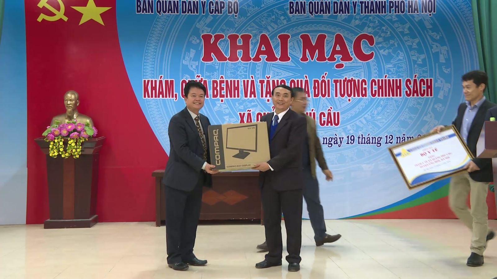 Thứ trưởng Phạm Lê Tuấn thăm và tặng quà cho các đối tượng chính sách xã Quảng Phú Cầu