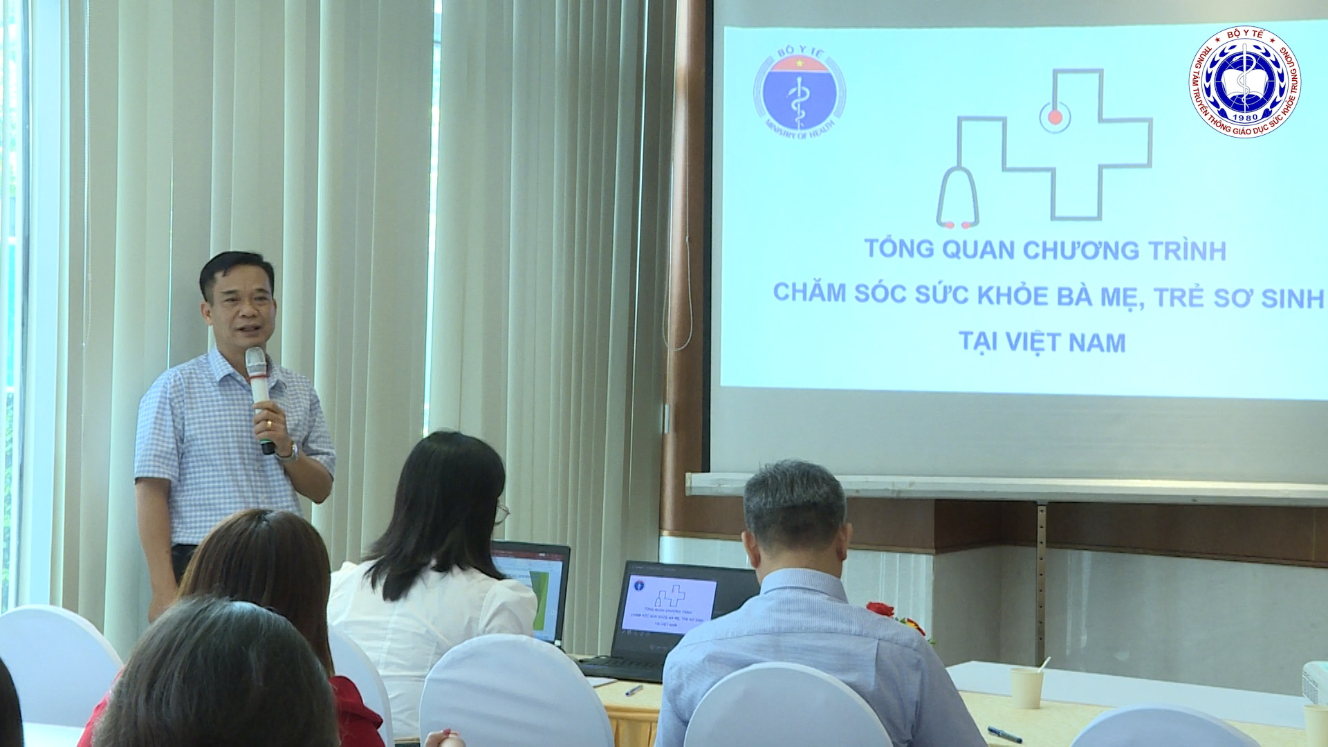 Hội nghị chia sẻ thông tin nhân Tuần lễ Làm mẹ an toàn năm 2023