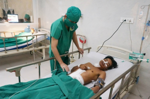 Cứu sống người thợ bị lưỡi cưa cắt xả bụng
