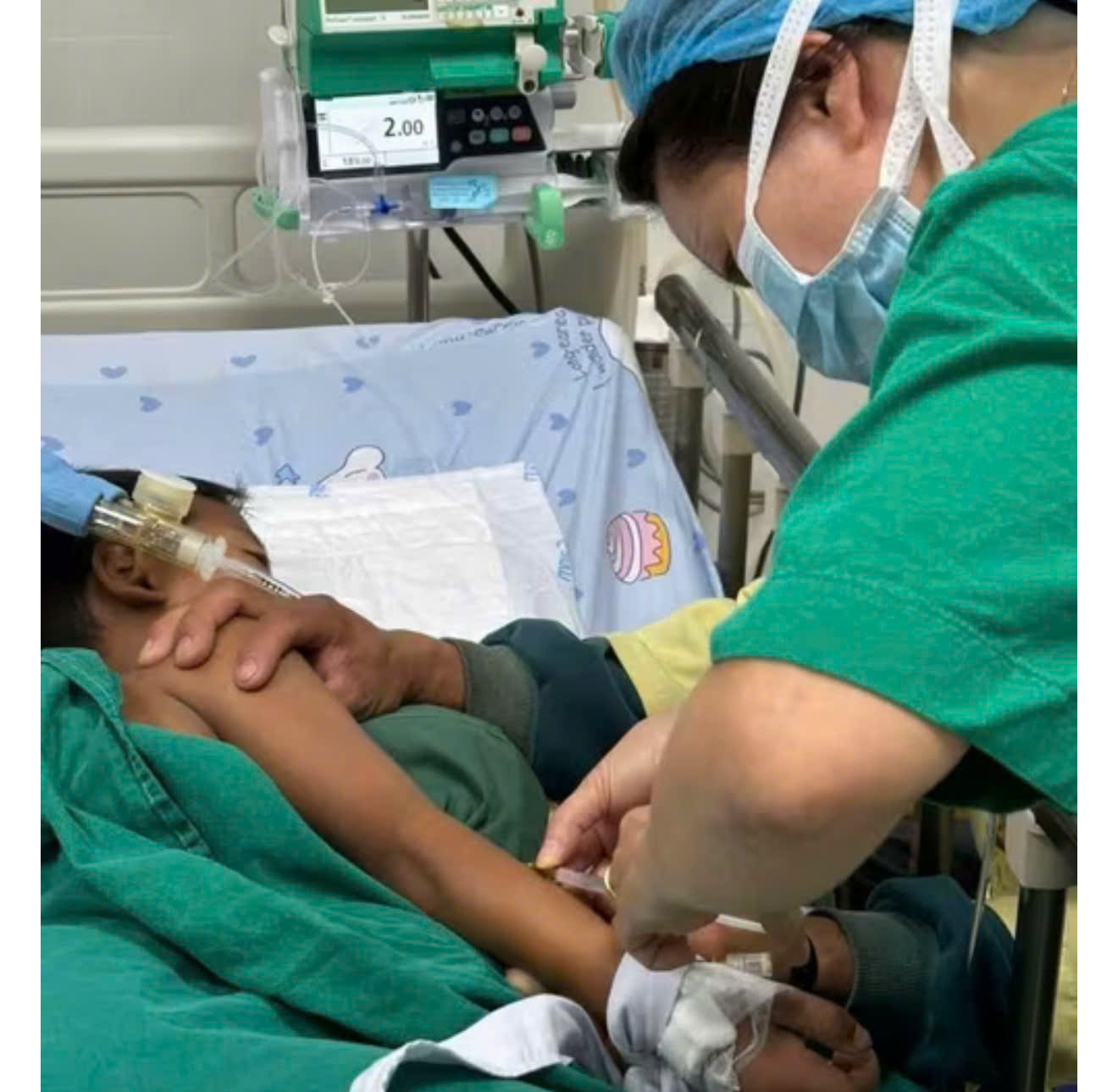 Xuyên đêm truyền thuốc WHO hỗ trợ, cứu 3 trẻ ngộ độc nghi ăn cá ủ chua