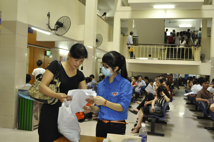 Bệnh viện Bạch Mai: Ấm áp màu áo xanh tình nguyện