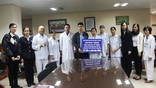 Nhờ kết nối của Phòng Công tác xã hội: nhiều món quà được trao tận tay  đến từng người bệnh