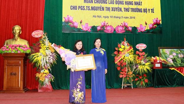 Trao Huân chương Lao động hạng Nhất cho PGS.TS. Nguyễn Thị Xuyên